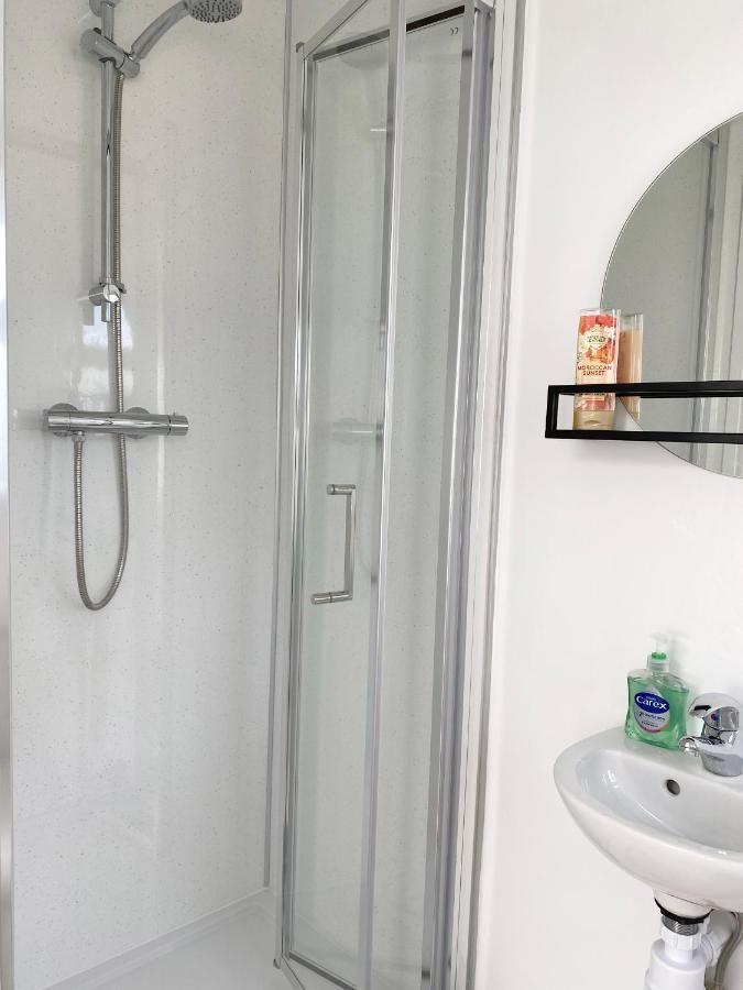 Redhill  1 Ashford Road Guesthouse מראה חיצוני תמונה