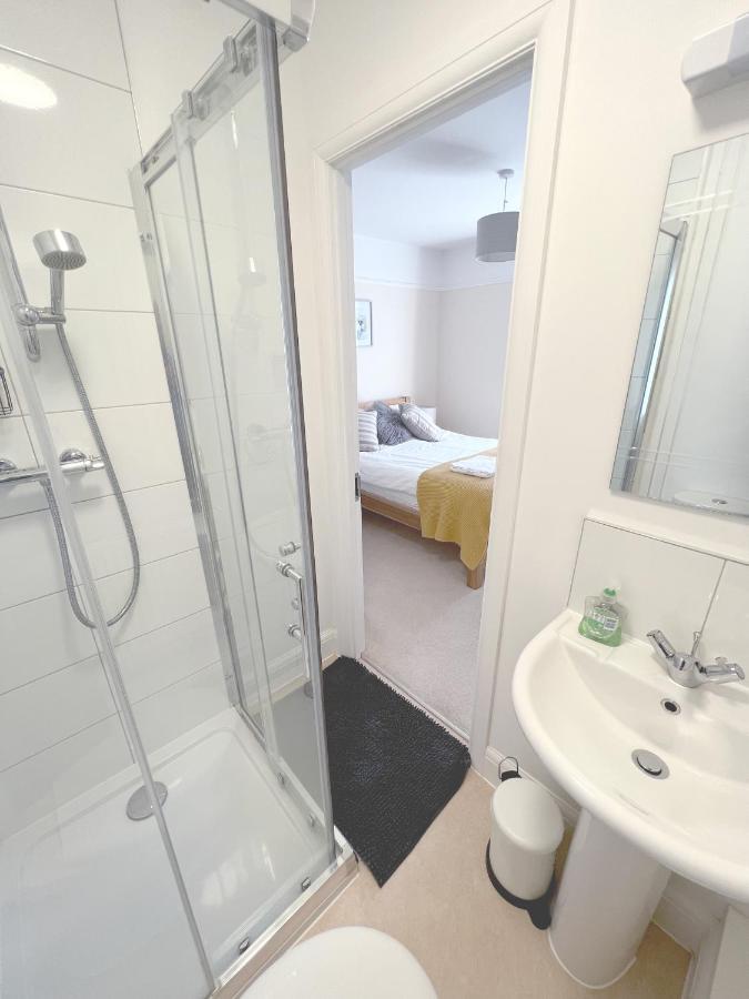 Redhill  1 Ashford Road Guesthouse מראה חיצוני תמונה
